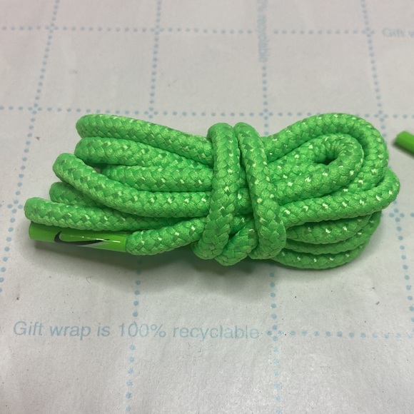 Nike Worldwide Pin with laces/ NEW !!! - Picture 5 of 7